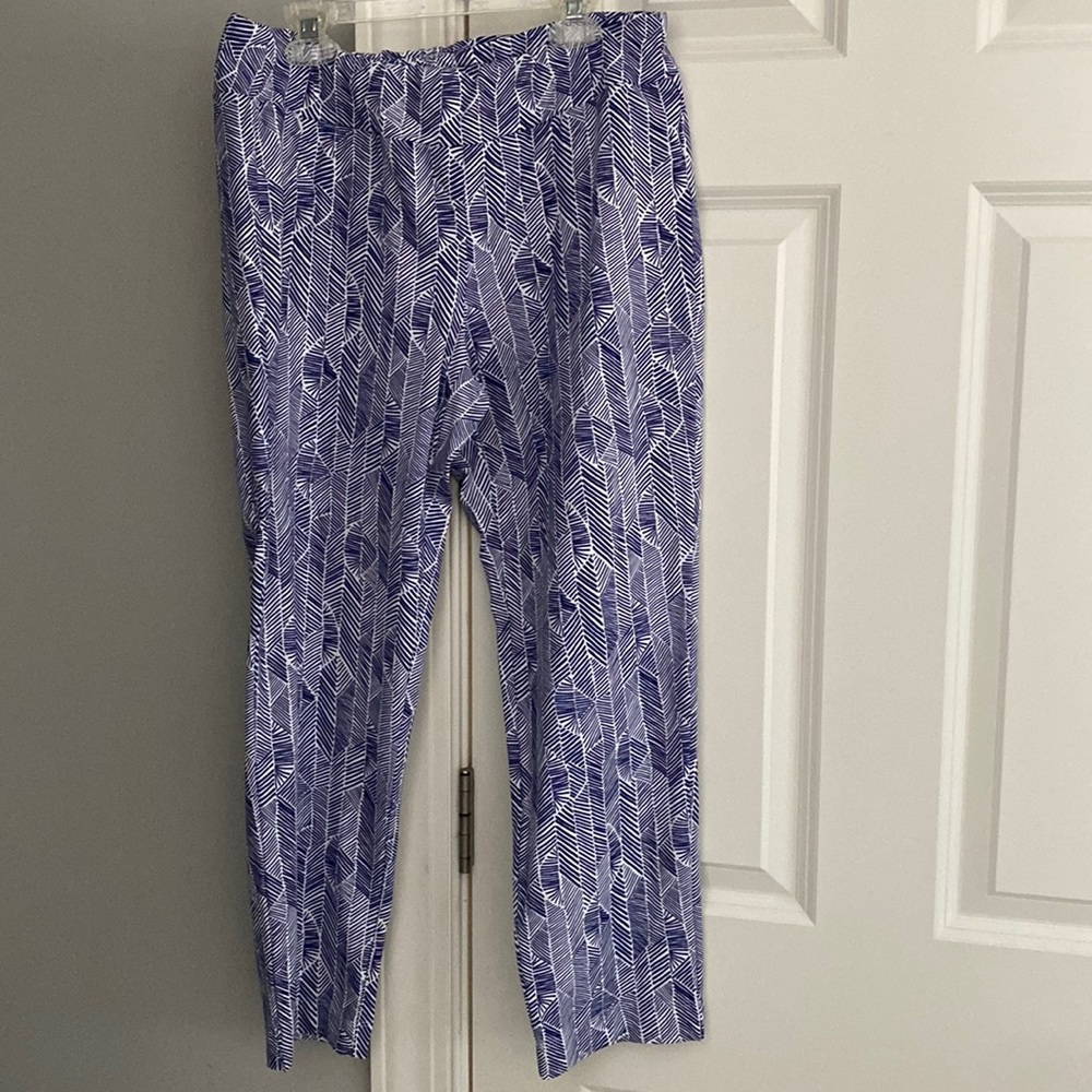 These cropped pants are so comfortable. Perfect condition.